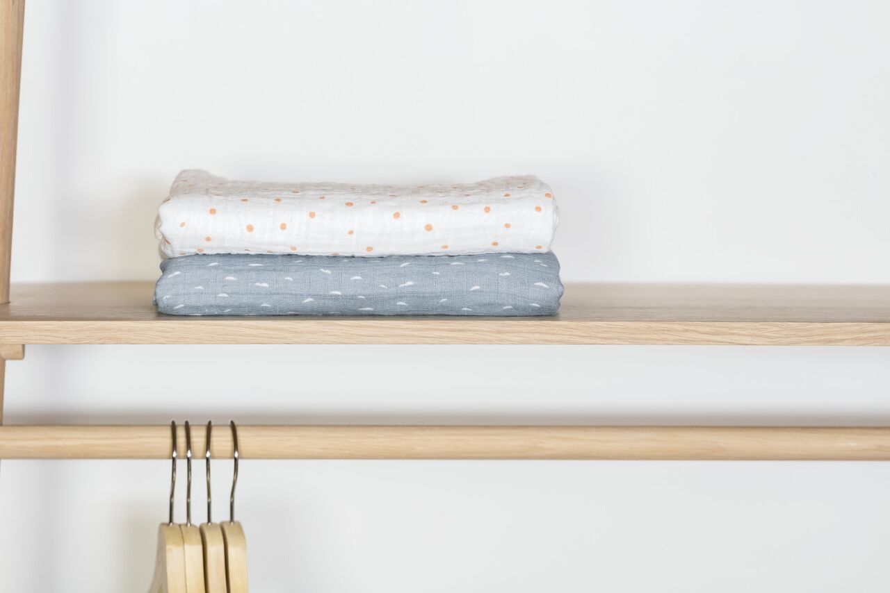 Stokke® Caring Collection. Blanket Muslin Cotton. Coral Bee and Slate Sea. Indoor. Stokke® Caring Collection. Blanket Muslin Cotton. Coral Bee and Slate Sea. Indoor.